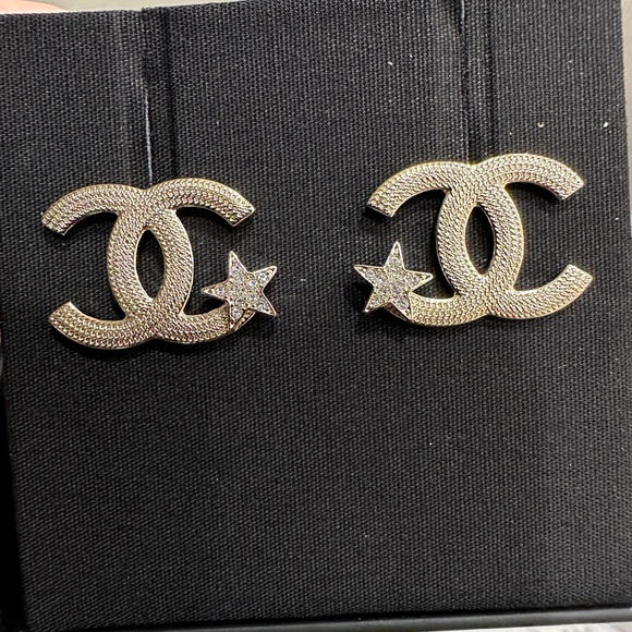 ❌ SOLD ❌ CHANEL 23B Large CC Stud Earrings - Picture 3 of 5